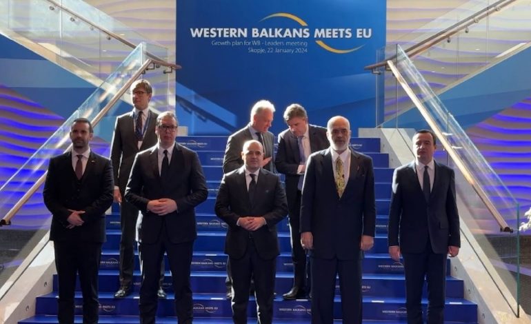 Shkup/ Foto familjare mes liderëve të Ballkanit Perëndimor, përfaqësuesve të lartë të administratës amerikane dhe BE 
 22/01/2024 11:18