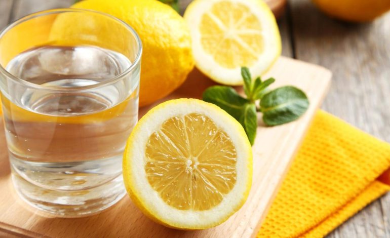 Nëse e konsumoni për të humbur peshë, njihuni me rreziqet e pirjes së ujit me limon çdo ditë