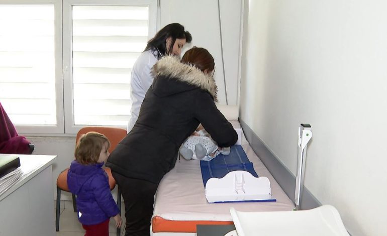 Frika po shton vaksinimet! Infektimet nga fruthi, prindërit e fëmijëve të pavaksinuar marrin masa