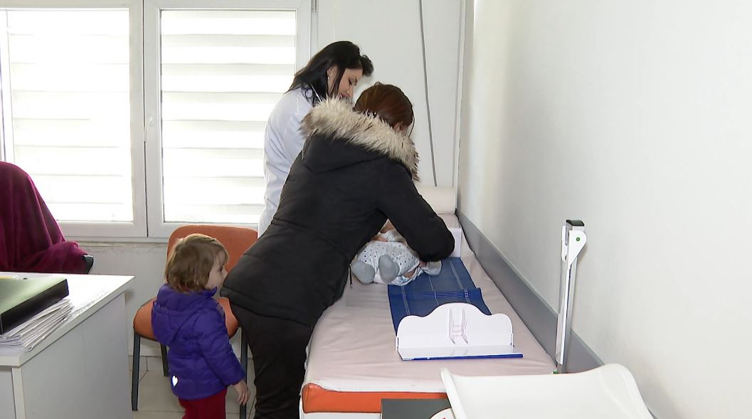 Frika po shton vaksinimet! Infektimet nga fruthi, prindërit e fëmijëve të pavaksinuar marrin masa
