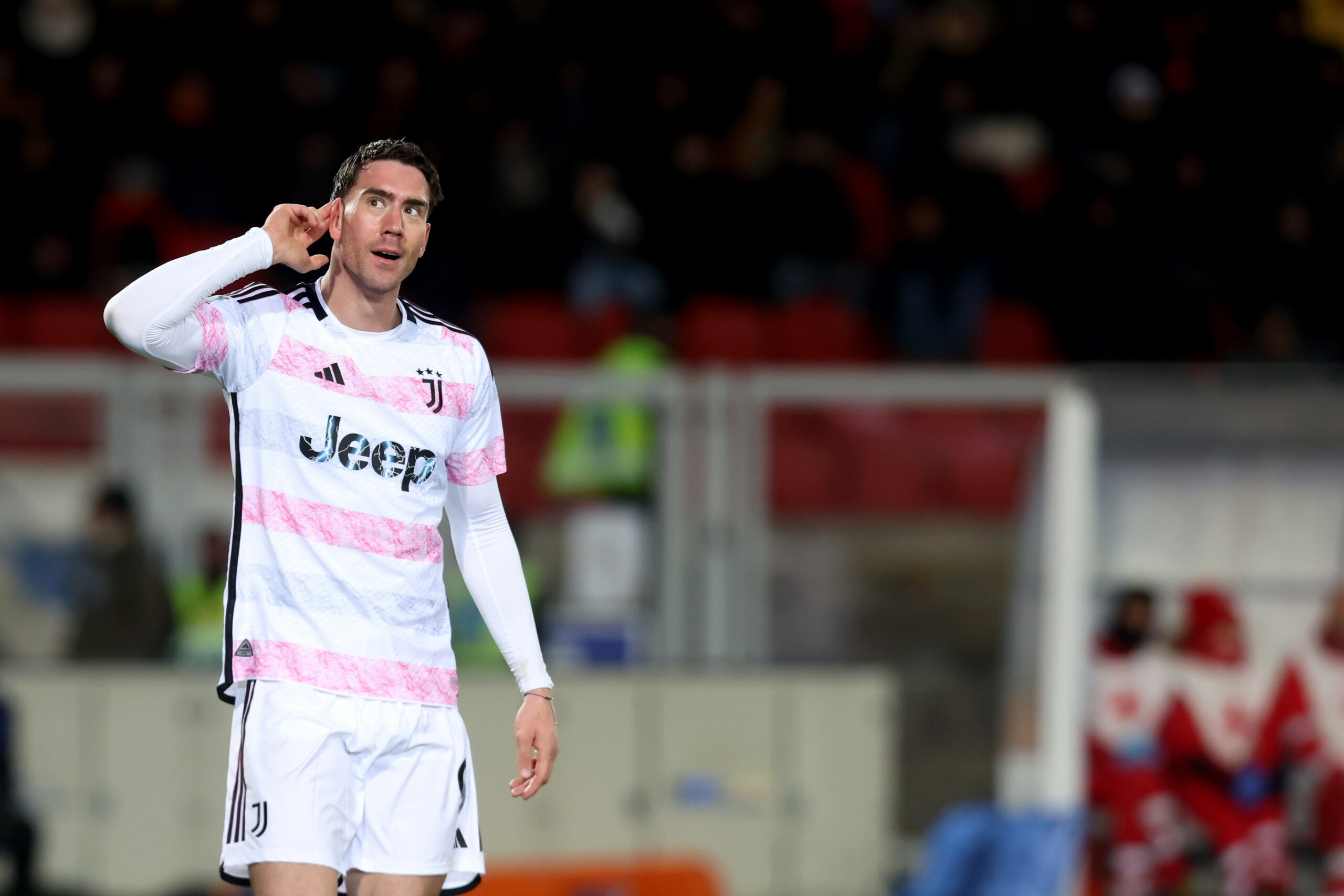 Juve bën presion me Vlahovic, tani edhe sulmi bëhet “top”, ja pse titulli është i mundur