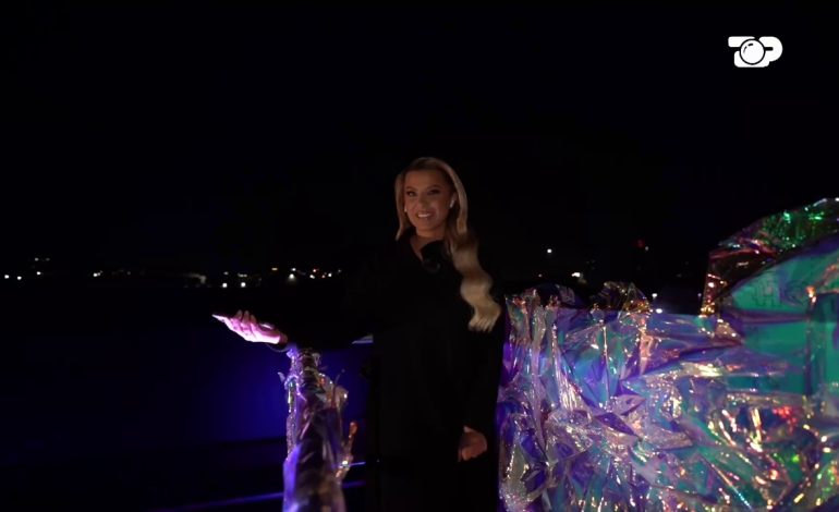 “Më ulni poshtë se kam ftohtë”- Rike Roçin e hipin mbi vinç, rikthehet në Big Brother si VIP