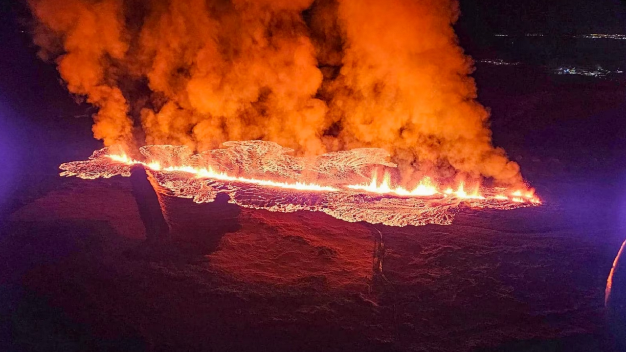 Video/ Shpërthen një vullkan në Islandë, lëshon lavë drejt një vendbanimi! Evakuohen banorët