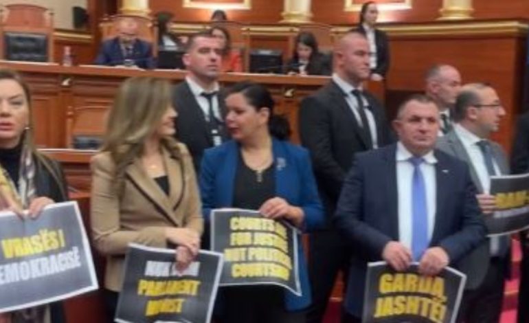 LAJM I FUNDIT/ Pa Bardhin dhe Nokën të përjashtuar, opozita protestë me pankarta në Kuvend