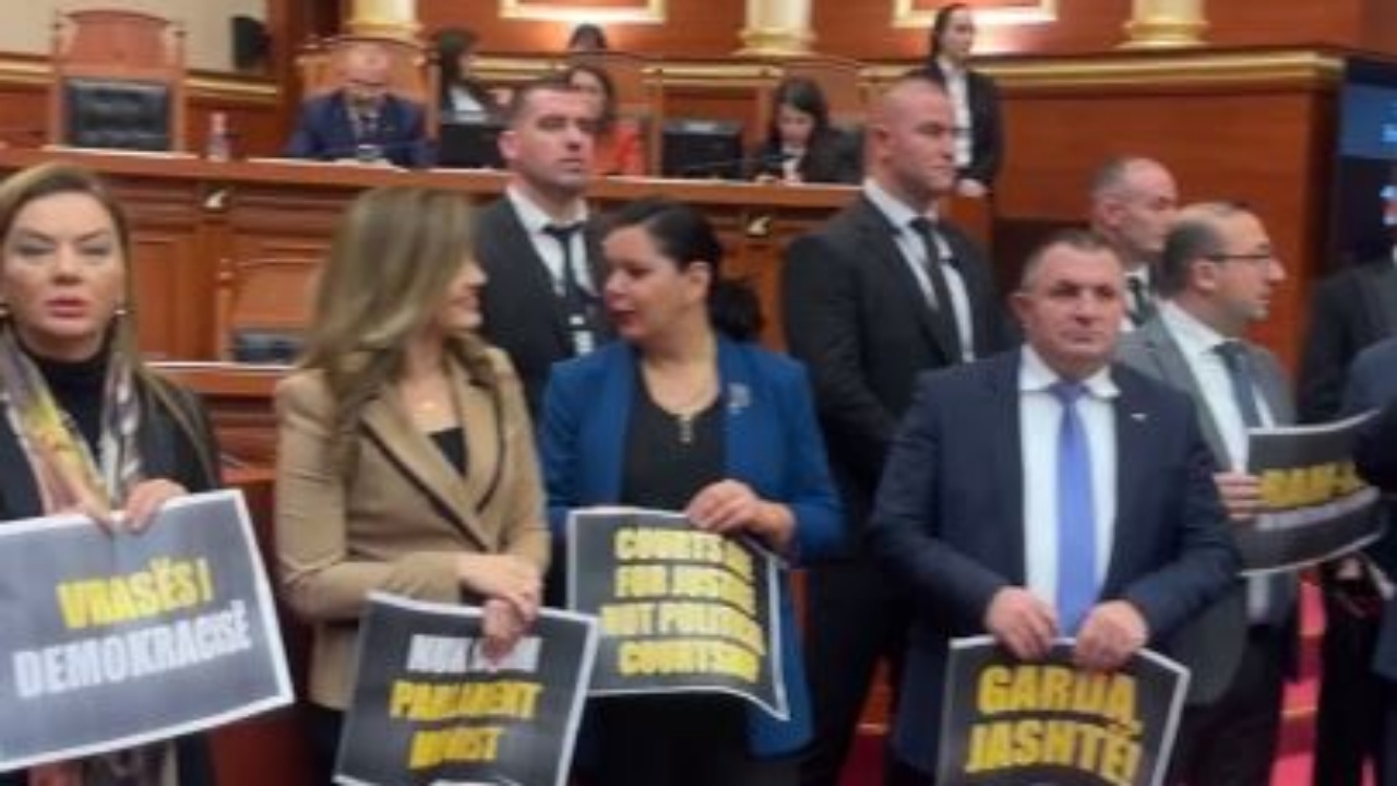 LAJM I FUNDIT/ Pa Bardhin dhe Nokën të përjashtuar, opozita protestë me pankarta në Kuvend