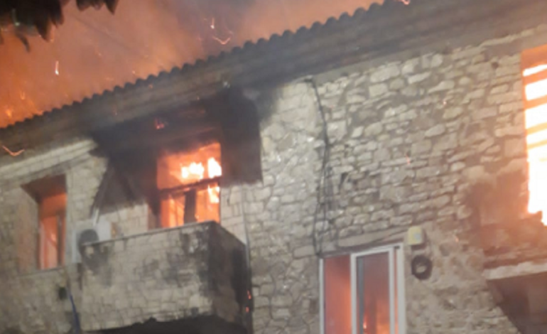 Zjarr në ndërtesën dykatëshe në Memaliaj, shkrumbohen 3 apartamente, shkak i zjarrit dyshohet…