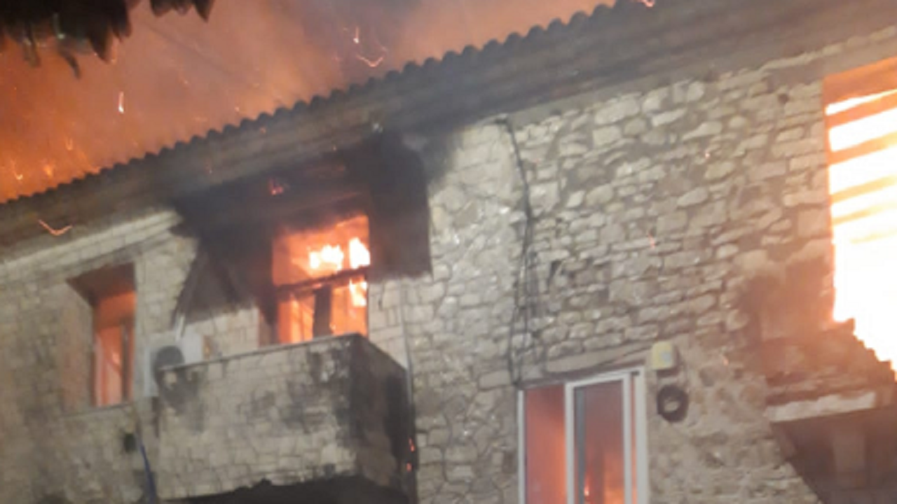Zjarr në ndërtesën dykatëshe në Memaliaj, shkrumbohen 3 apartamente, shkak i zjarrit dyshohet…