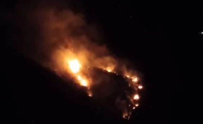 LAJM I FUNDIT! Tjetër zjarr në vend/ Digjet banesa në Burrel, rrezikohen edhe dy të tjera nga flakët