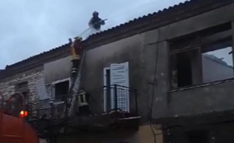 Videolajm/ Ndërtesa e shkrumbuar në Memaliaj, zjarrfikësit po shuajnë flakët e fundit