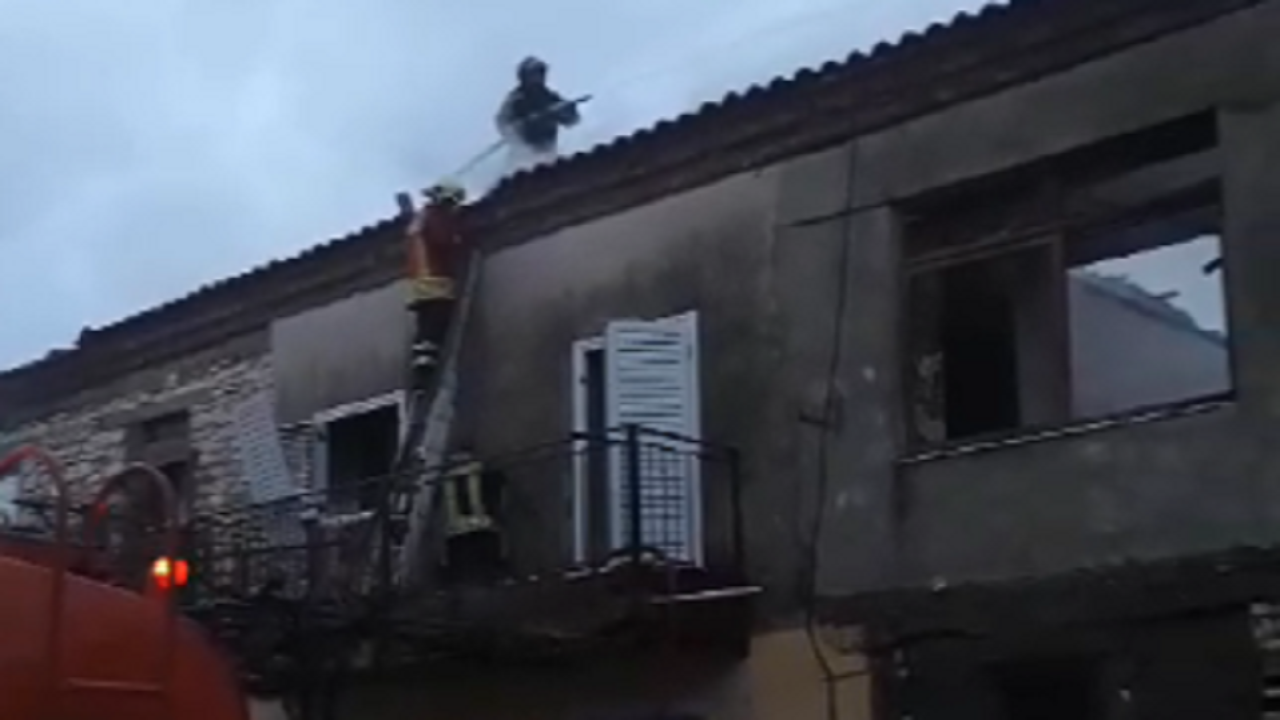 Videolajm/ Ndërtesa e shkrumbuar në Memaliaj, zjarrfikësit po shuajnë flakët e fundit
