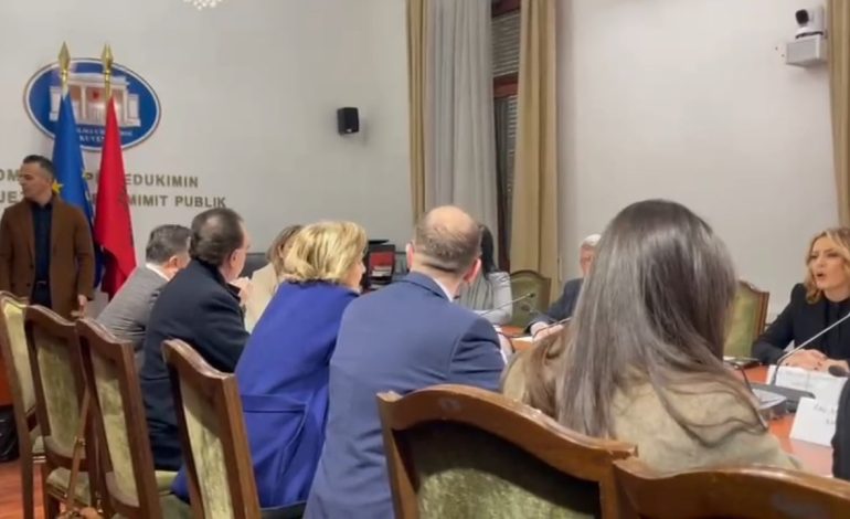 “Turp, ke marrë votën e demokratëve”, tensione në komision, ndizet zhurmuesi, Bardhi debat me Açkën