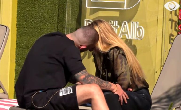 “Ta ndalim kohën”/ Momente romantike mes Heidit dhe Romeos: Nesër do të heq buzëkuqin…