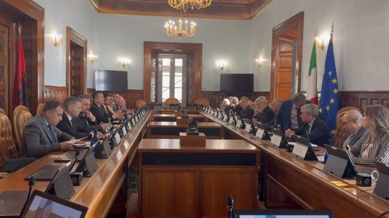 Lufta kundër trafikut të drogës/ Marrëveshje me antimafian italiane për ekstradimet nga Dubai dhe Amerika e Jugut
