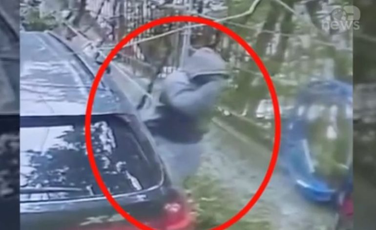 VIDEO/ Me kapuç në kokë, dalin pamjet e momentit kur hajduti hyn nga dritarja e banesës dhe i vjedh pistoletën e shërbimit punonjësit të Gardës