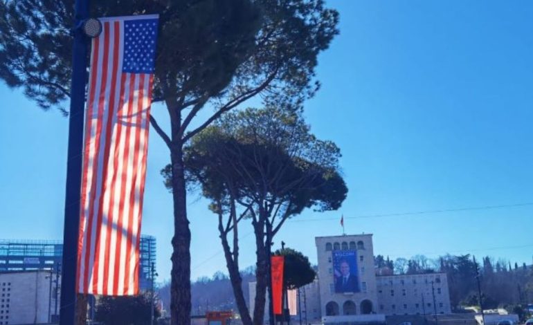 “Mirë se vjen zoti Blinken”, Tirana bëhet gati të presë sekretarin amerikan të Shtetit
