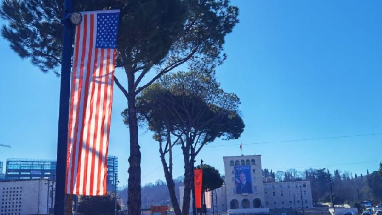 “Mirë se vjen zoti Blinken”, Tirana bëhet gati të presë sekretarin amerikan të Shtetit