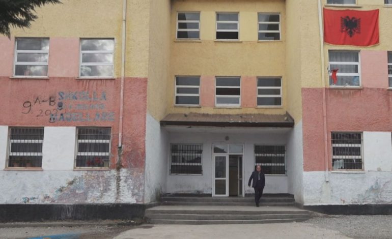 Mësuesi ngel nxënësit! Drejtori shkel ligjin dhe i kalon