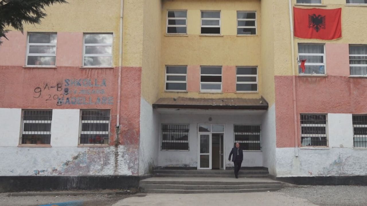 Mësuesi ngel nxënësit! Drejtori shkel ligjin dhe i kalon