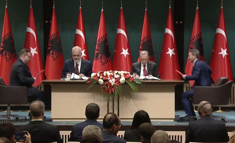 “E mbajtëm fjalën, ndërtuam spitalin e Fierit për 3 muaj”, Erdogan në konferencë me Ramën: Folëm për pastrimin e mbetjeve të fundit të FETO, hedhin hije në marrëdhëniet tona