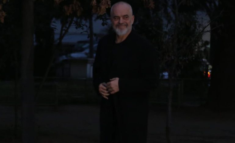 FOTOT/ Rama mbledh Asamblenë e PS, drejtuesit politikë të qarqeve mblidhen në seli