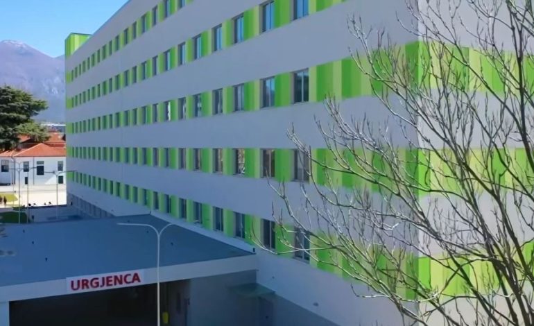 Urgjenca e QSUT-së jashtë funksionit pas zjarrit, Ministria e Shëndetësisë shpjegon ku mund të drejtohen qytetarët nga Tirana dhe rrethet