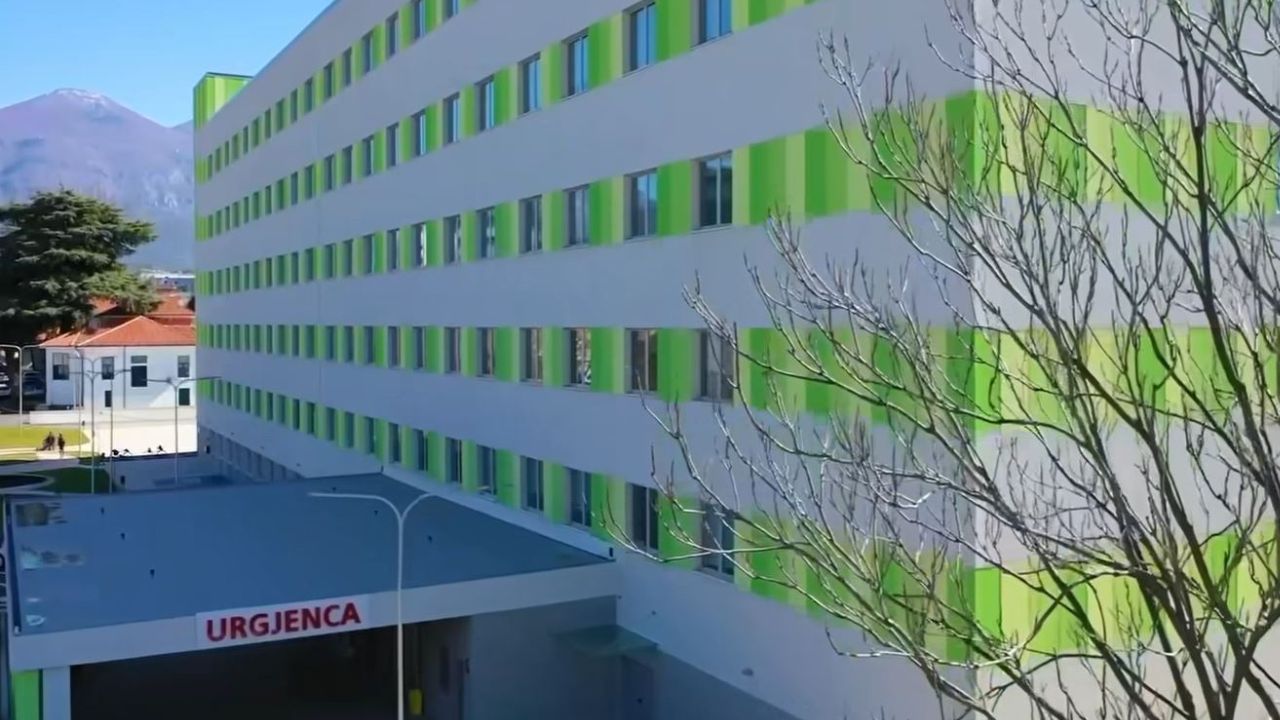 Urgjenca e QSUT-së jashtë funksionit pas zjarrit, Ministria e Shëndetësisë shpjegon ku mund të drejtohen qytetarët nga Tirana dhe rrethet