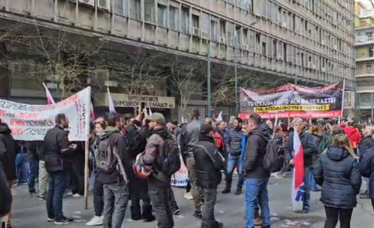 Sindikatat, protestë jashtë zyrave të hekurudhës greke: Zbardhni aksidentin e Tempit!