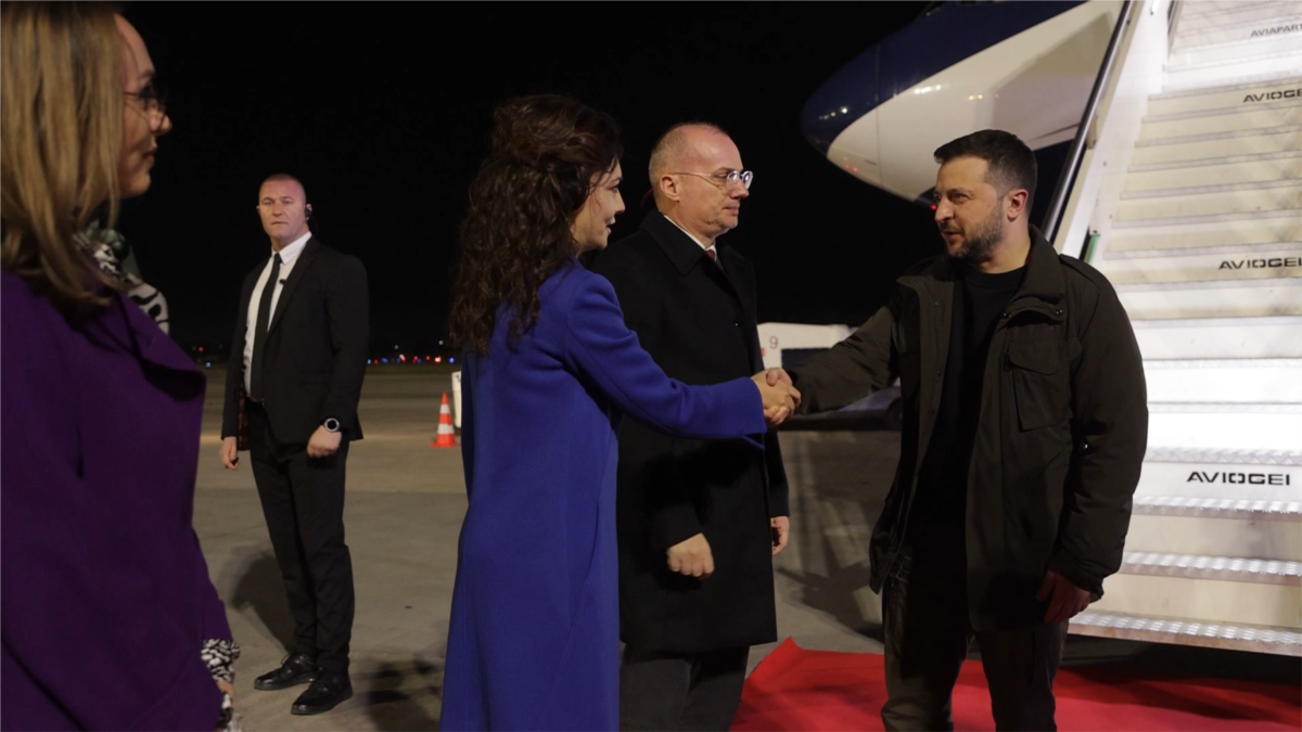 Samiti në Tiranë për Ukrainën, mbërrin presidenti Zelensky