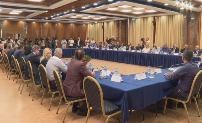 Bardhi dhe deputetët e tij rikthehen në selinë e kontrolluar nga Berisha