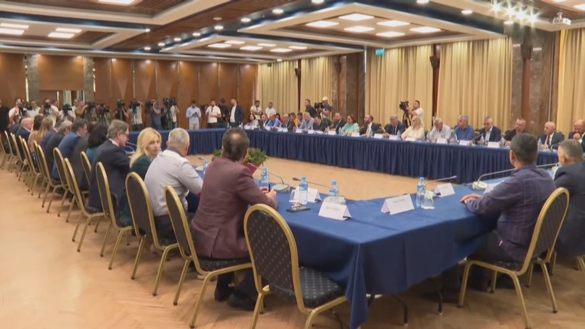 Bardhi dhe deputetët e tij rikthehen në selinë e kontrolluar nga Berisha