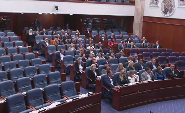 Shkup, përçarjet në partinë shqiptare, Parlamenti shkarkon dy ministra