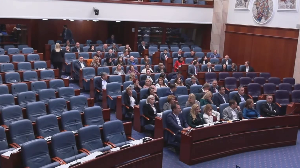 Shkup, përçarjet në partinë shqiptare, Parlamenti shkarkon dy ministra