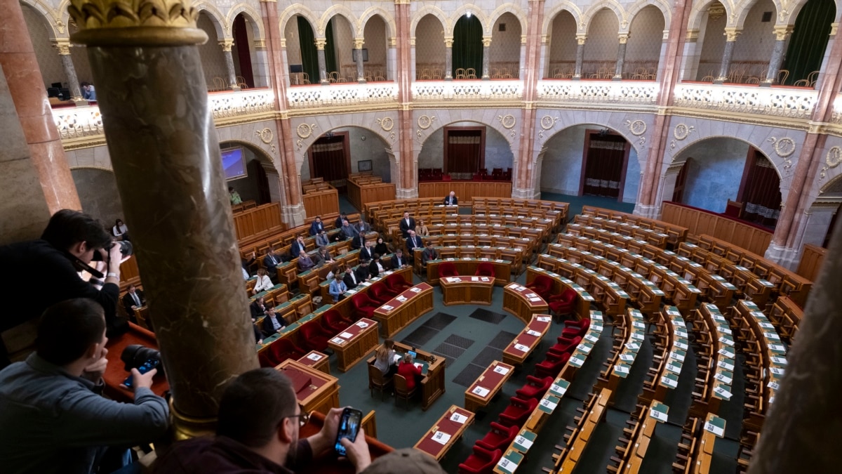 Vendet e NATO-s trysni Hungarisë për të miratuar anëtarësimin e Suedisë