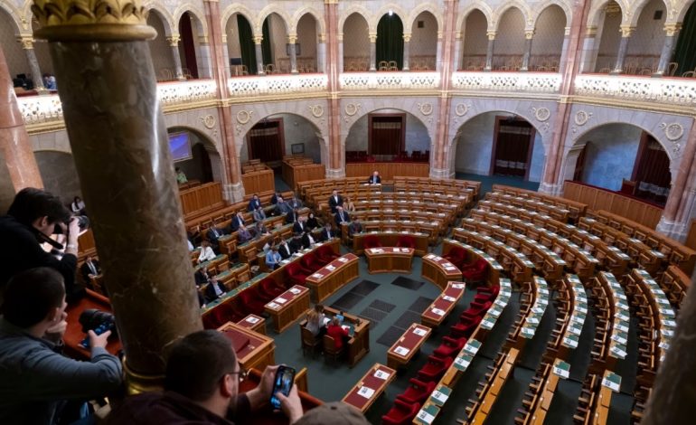 Vendet e NATO-s trysni Hungarisë për të miratuar anëtarësimin e Suedisë