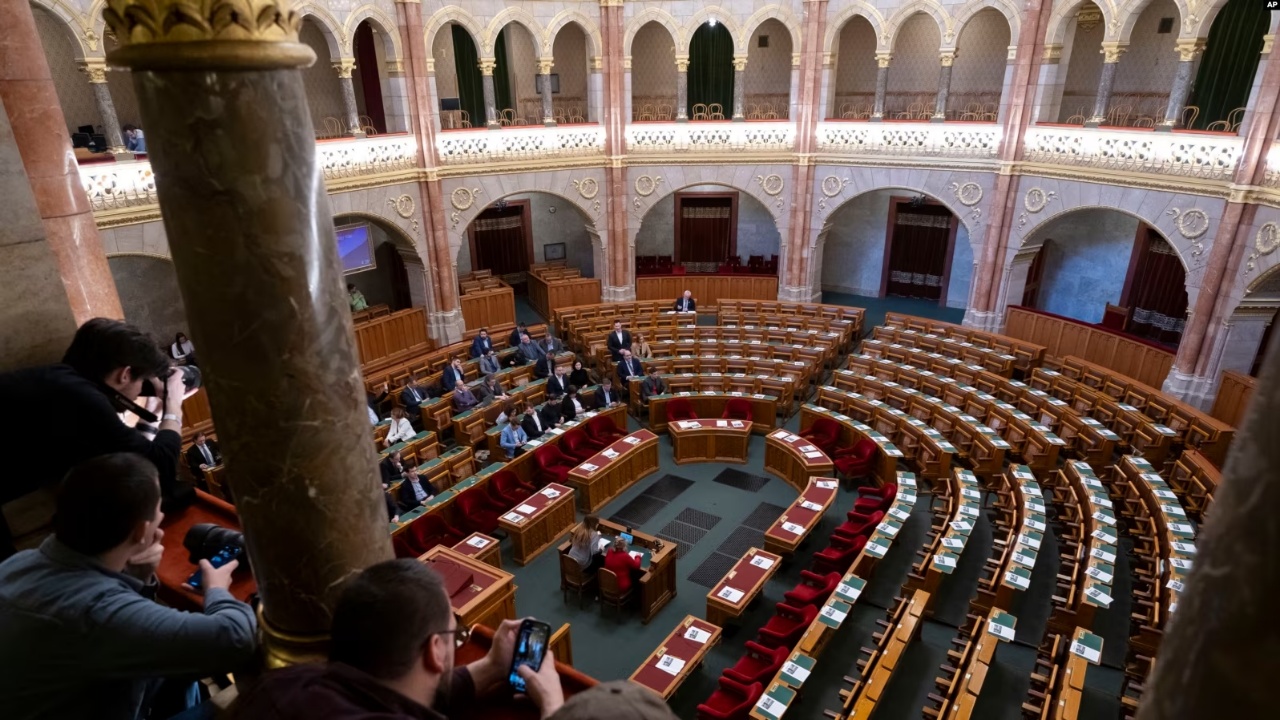 Vendet e NATO-s trysni Hungarisë për të miratuar anëtarësimin e Suedisë