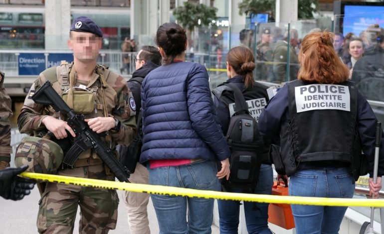 Sulm me thikë në Paris, plagosen tre persona