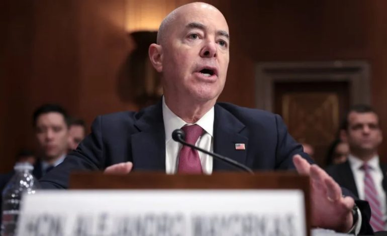 Për herë të parë në gati 150 vjet! Dhoma e Përfaqësuesve voton për shkarkimin e sekretarit të sigurimit të SHBA