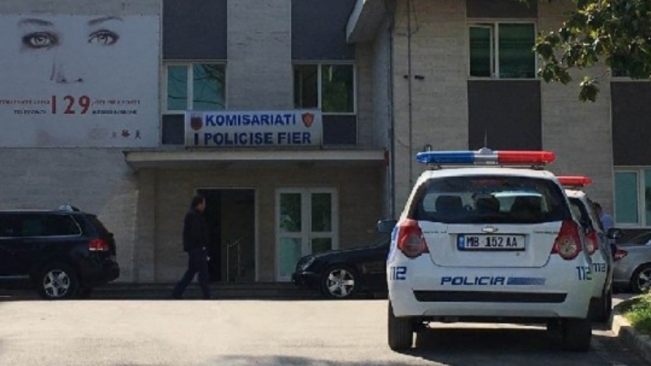 AMP pezullon nga puna për korrupsion një punonjës policie në Fier