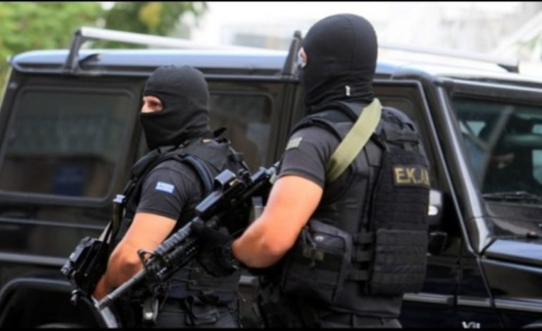 I vendosi qytën në fytyrë dhe qëlloi drejt makinës ku ndodhej fëmija 1 vjeç, arrestohet shqiptari në Greqi