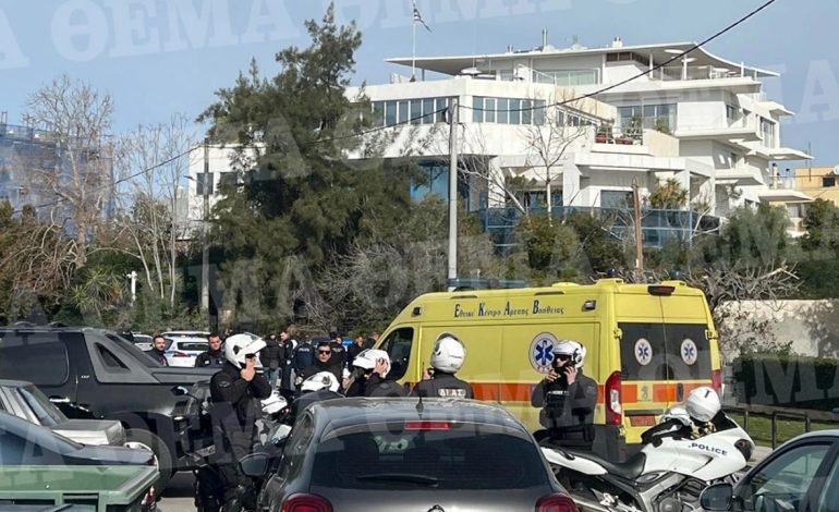 Momente tmerri! Sulm me armë në një kompani detare në Athinë/ Autori nuk pranon të dorëzohet, një viktimë, dy të plagosur