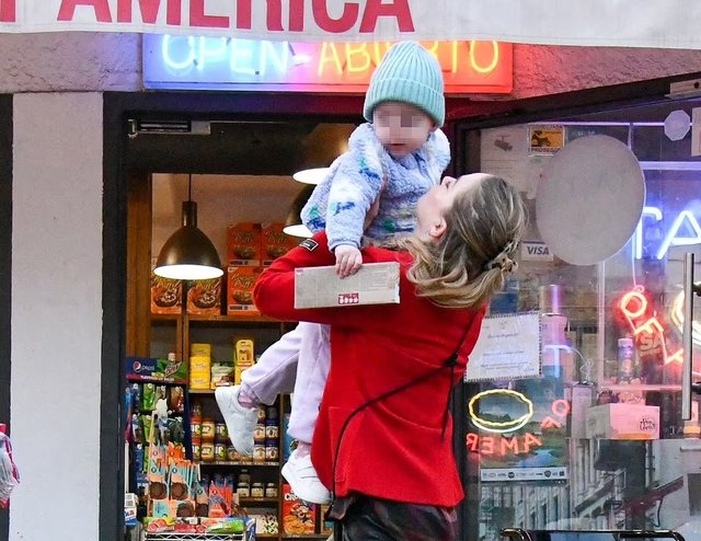 Amber Heard më në paqe se kurrë, shijon shëtitjen me