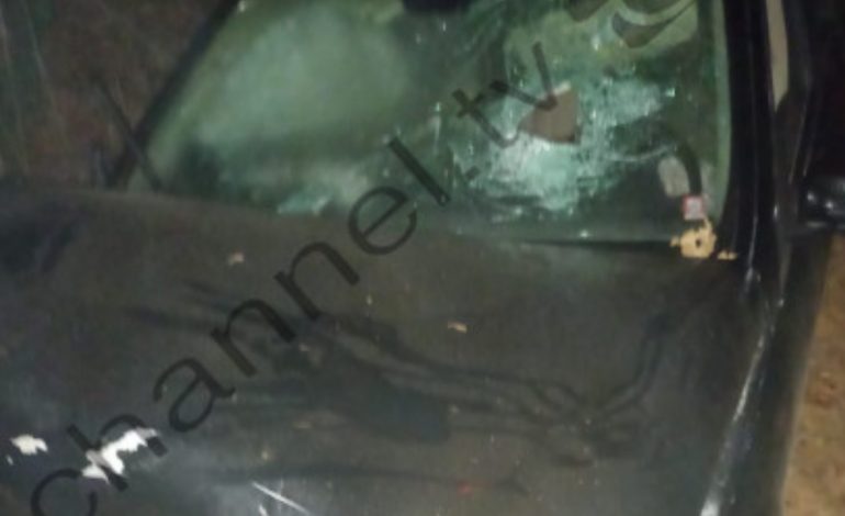 FOTO/ Makina me të rinj del nga rruga dhe përfundon 50 m poshtë tranversës! Vdes 18-vjeçari në Librazhd, 3 të plagosur