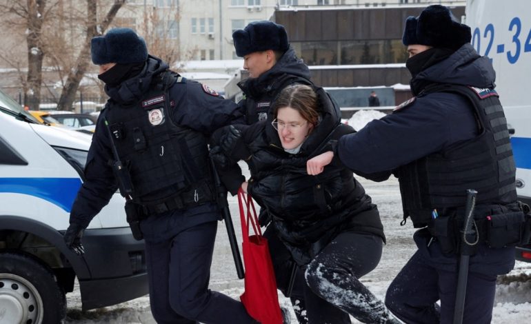 Qindra të arrestuar në disa qytete ruse pas vdekjes së Navalny-it