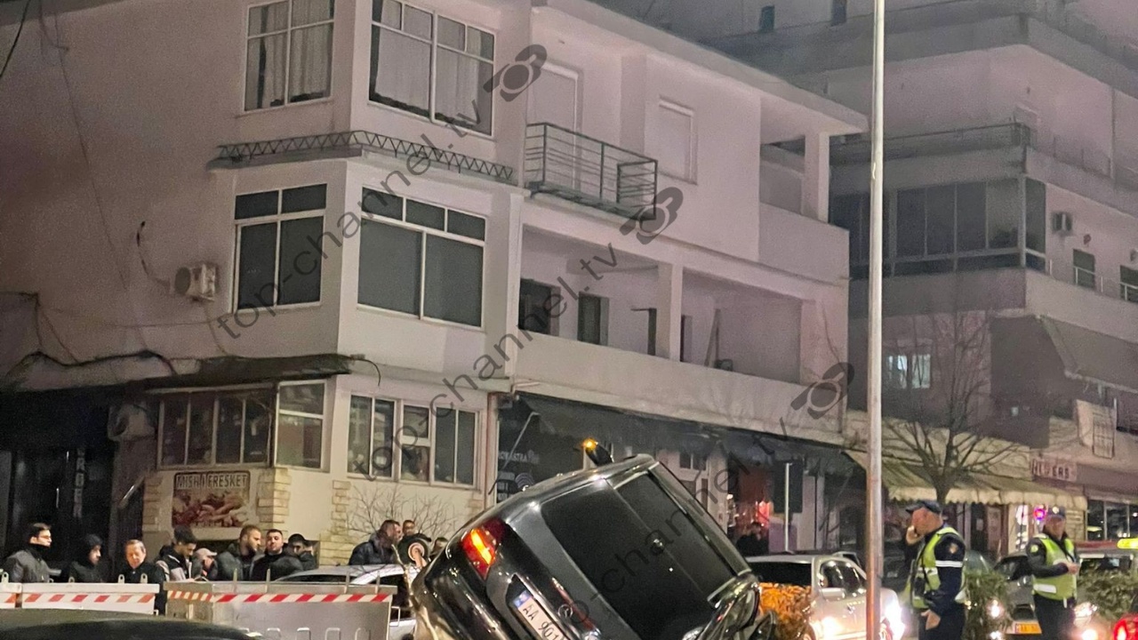 LAJMI I FUNDIT/ Aksident në Gjirokastër, makina përfundon sipër trafikndarëses