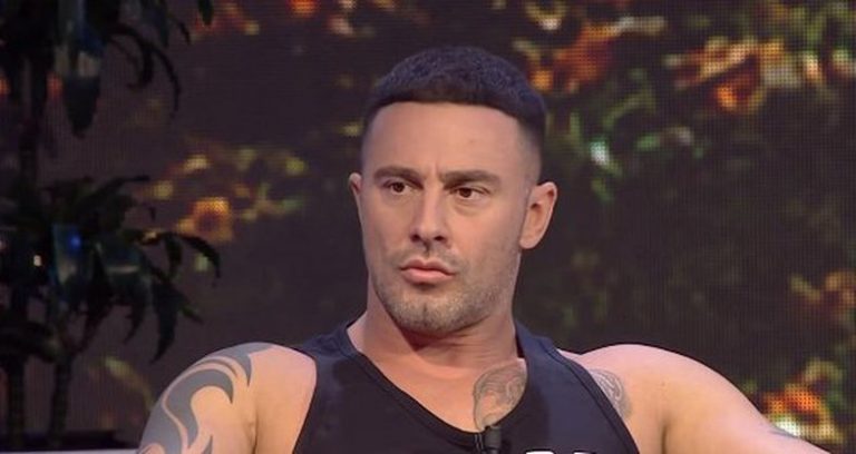 Robert Berisha publikon momente “pikante” me partneren e tij të re