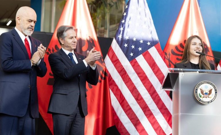 Pas vizitës tetë orëshe në Tiranë, Blinken postim në “X”: Programet “Fulbright Program”, investim në adresimin e sfidave globale
