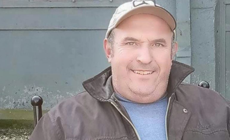 “Hajdeni se e vrara”/ Krim i rëndë në Greqi, djali vret babanë dhe i pret kokën me sharrë elektrike