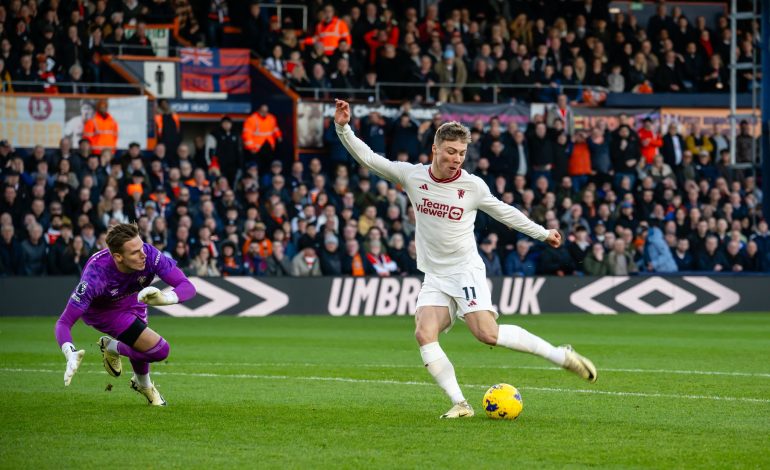 Manchester United vuan ndaj Luton, vendos dopieta e Hojlund