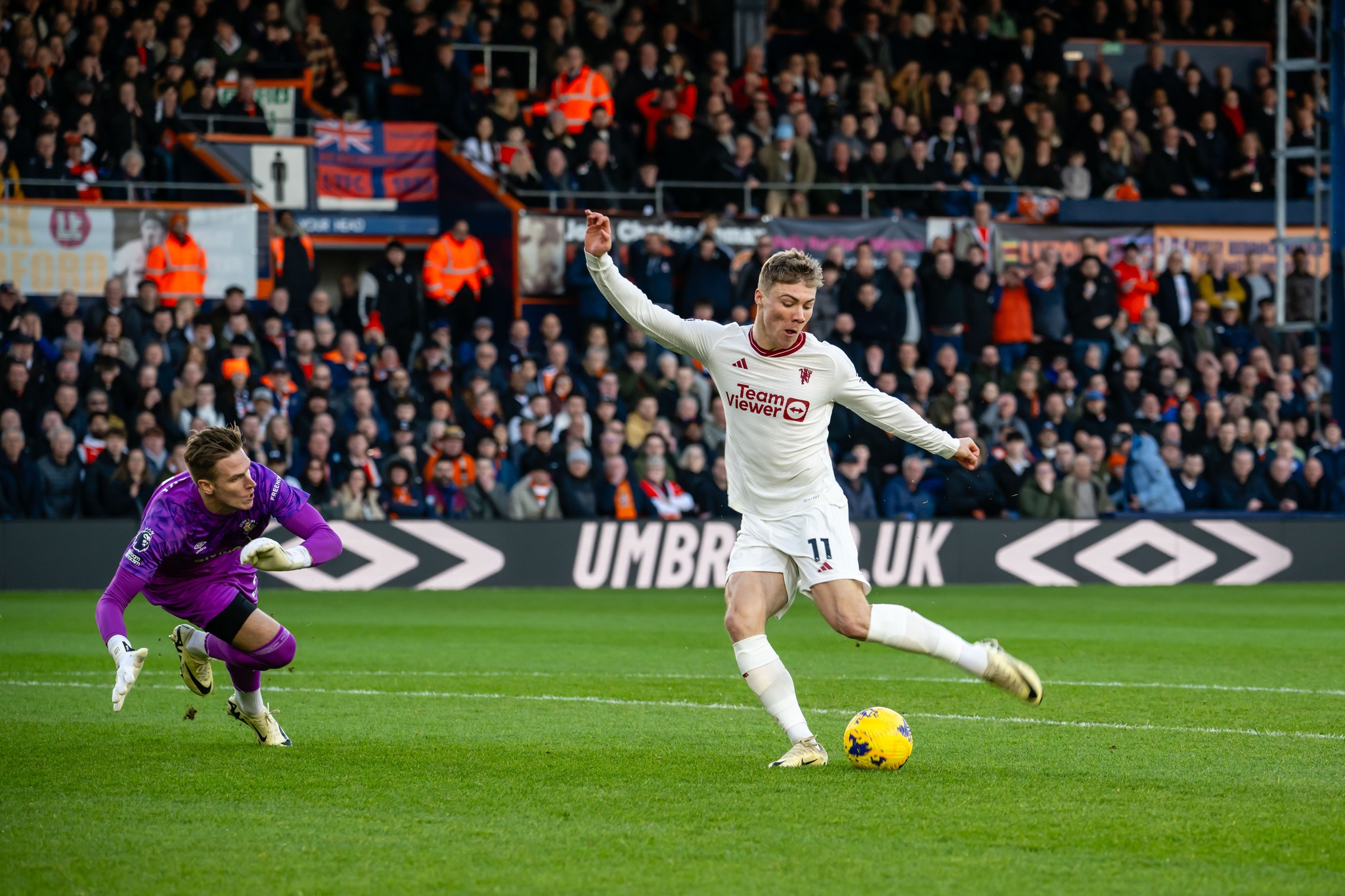Manchester United vuan ndaj Luton, vendos dopieta e Hojlund