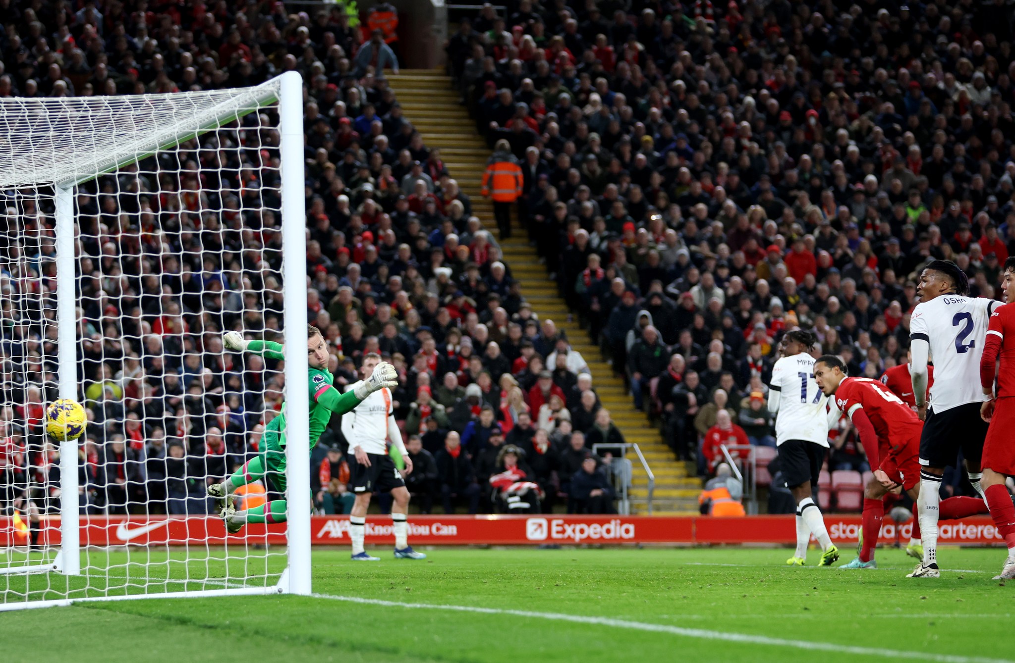 VIDEO/ Liverpool bën me zemër tifozët, por ia del më përmbysje, +5 nga City